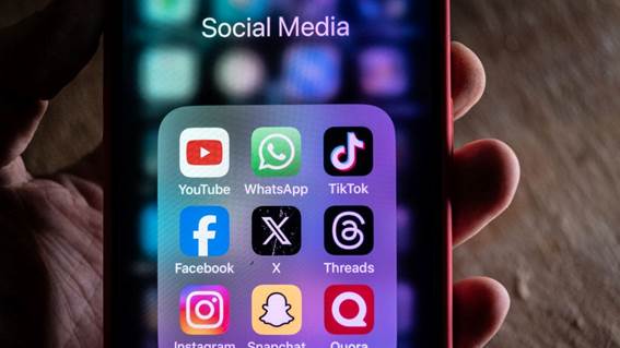 Un telfono con la carpeta de redes sociales entre las que destaca TikTok.